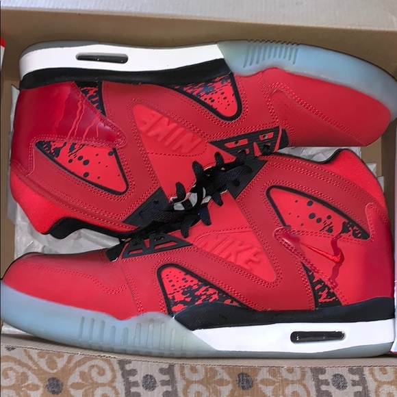 Nike Other - Men’s Air Tech challenge Hybrid size 12 like new